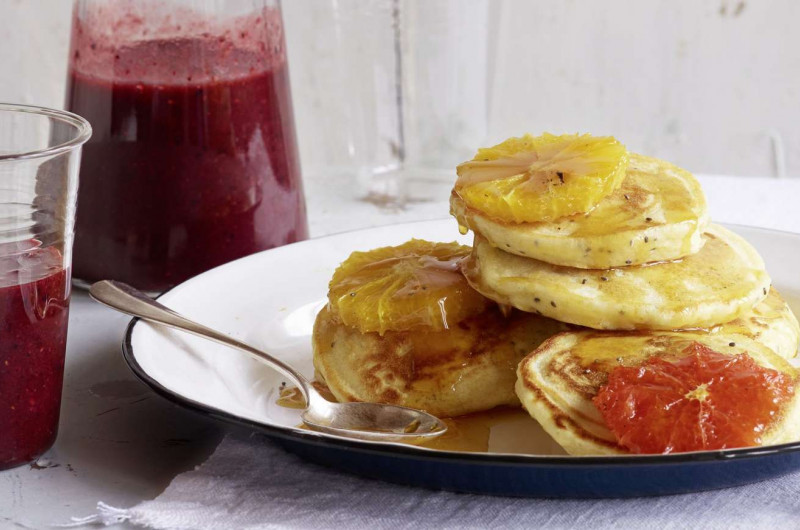 Pancakes aux graines de chia avec agrumes rôtis
