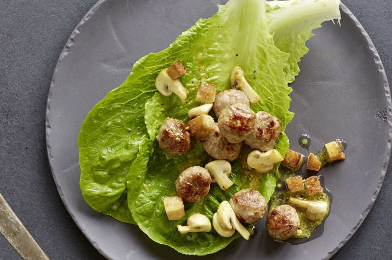 Salade verte avec boulettes de viande hachée d'agneau