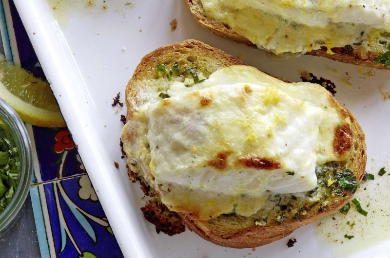 Cabillaud gratiné au parmesan citronné sur tranche de pain