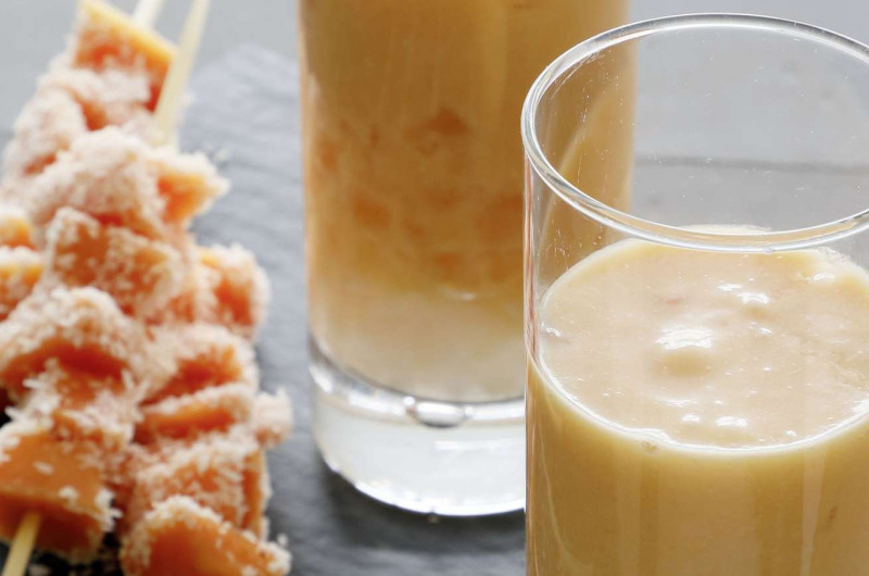 Cocktail avec brochette de papaye
