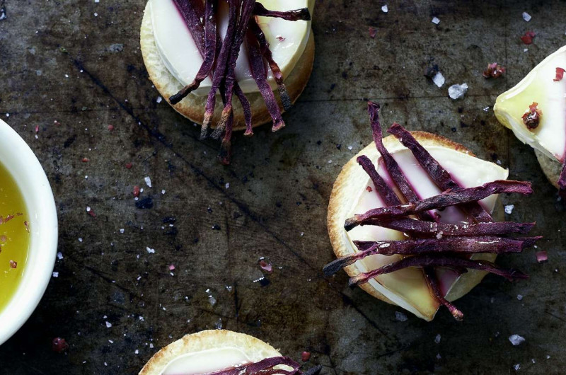 Chèvre sur pain de mie grillé avec betterave rouge crue