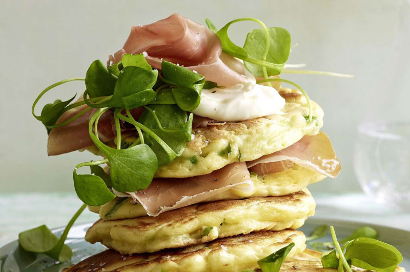 Pancakes aux petits pois avec jambon cru
