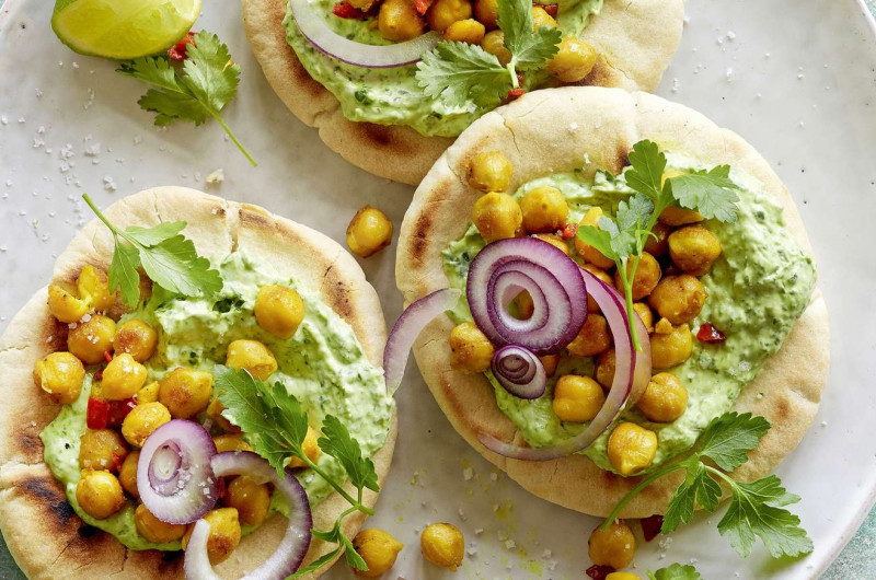 Pain pita avec crème aux herbes et pois chiches