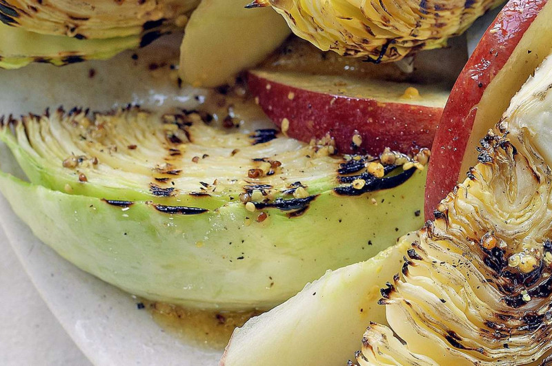Salade de chou grillé aux pommes