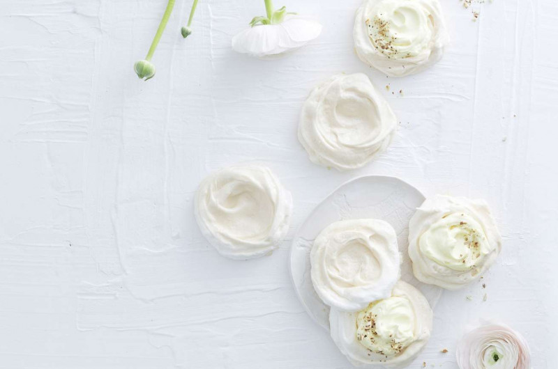 Nids en meringue avec crème à la liqueur