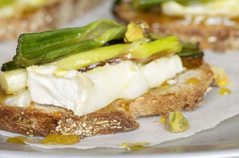 Croûtes au fromage de chèvre avec caramel à l'orange