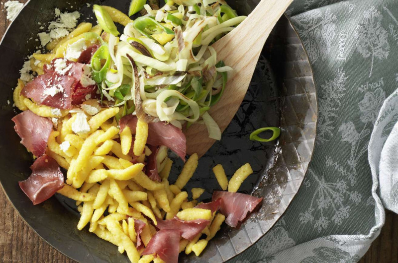 Poêlée de spätzli avec mostbröckli et schabziger