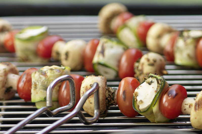 Brochettes de champignons de Paris et de fromage marinées aux épices