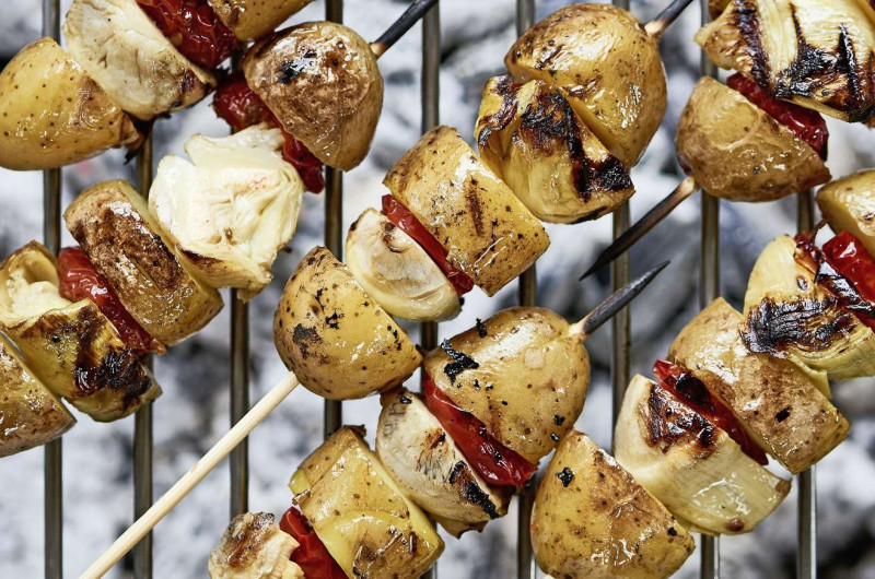 Brochettes de pommes de terre et d'artichauts