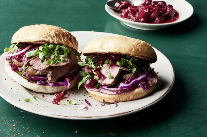 Burger de canard avec chutney de canneberges