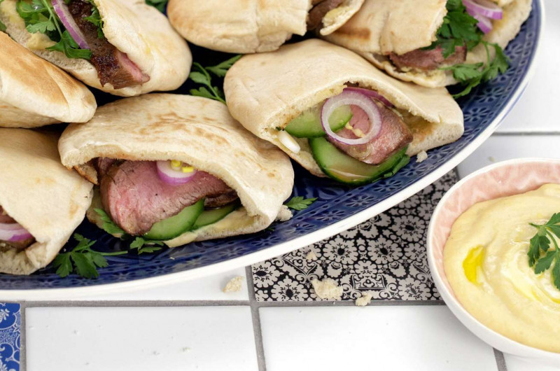 Pita à l'agneau avec houmous