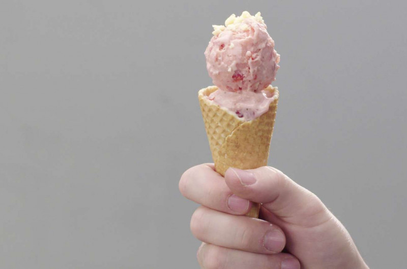 Glace à la fraise avec chocolat blanc