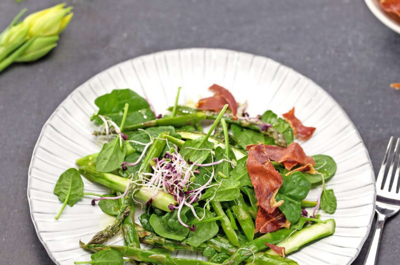 Salade d'asperges avec chips de jambon cru