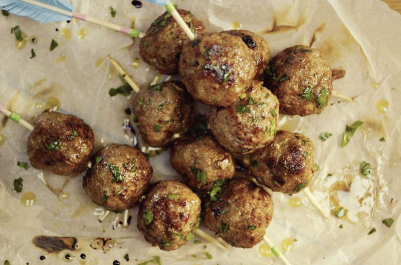 Brochettes de boulettes de viande hachée