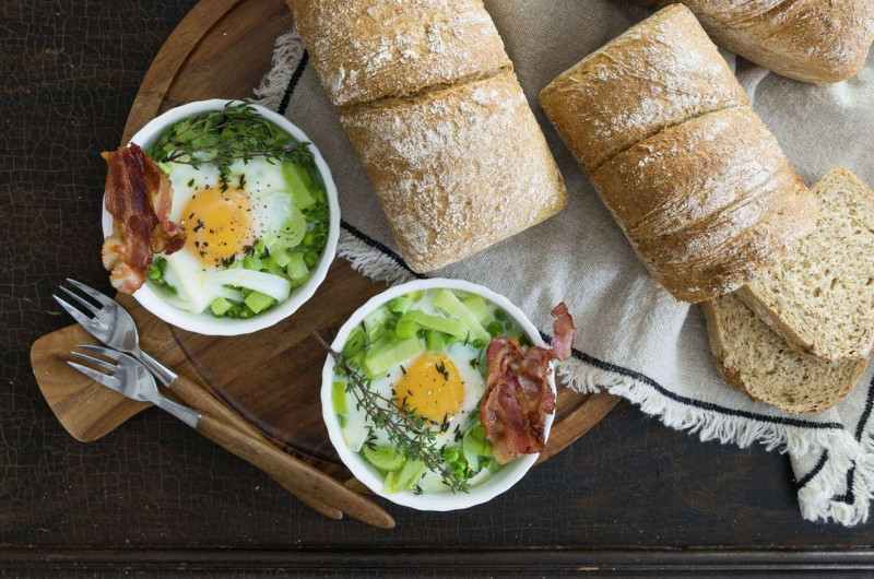 Cassolette de poireau et de petits pois avec œuf