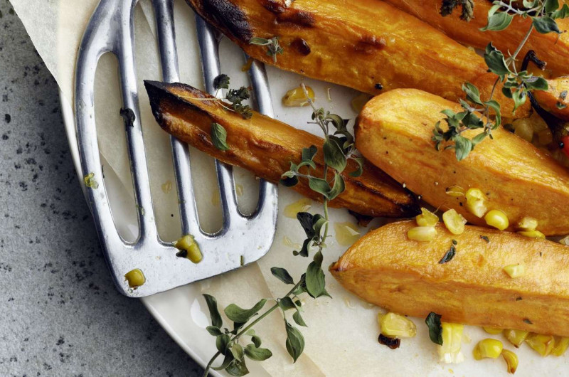 Quartiers de patates douces au four avec maïs
