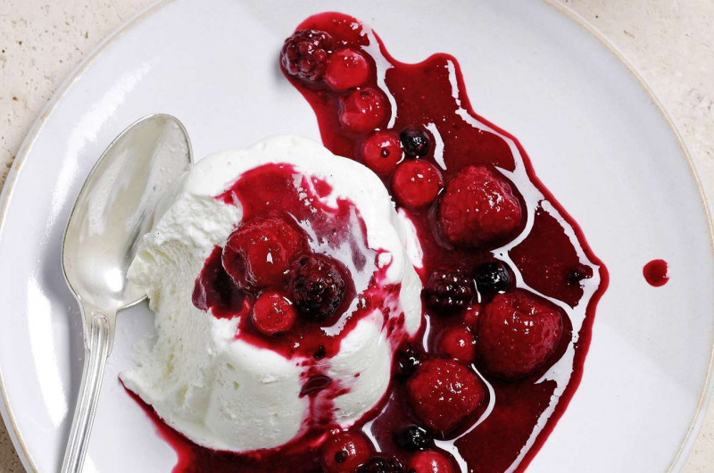 Flan à la crème acidulée avec compote de fruits rouges
