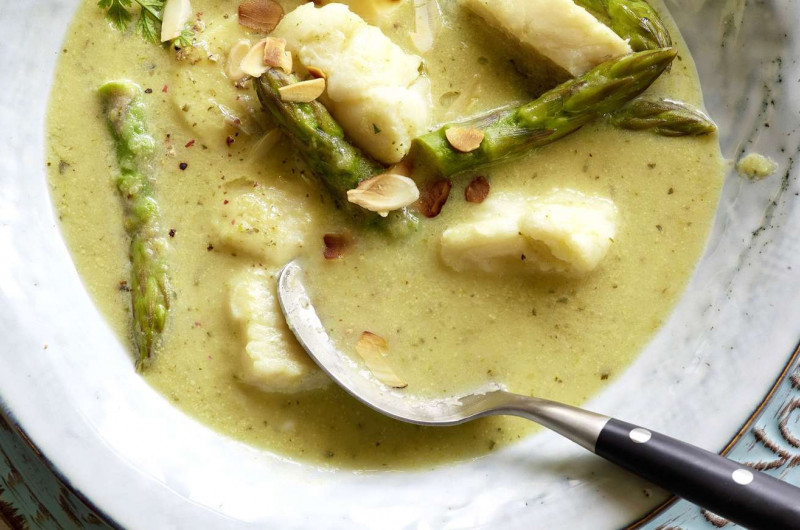Velouté d'asperges avec poisson et cerfeuil