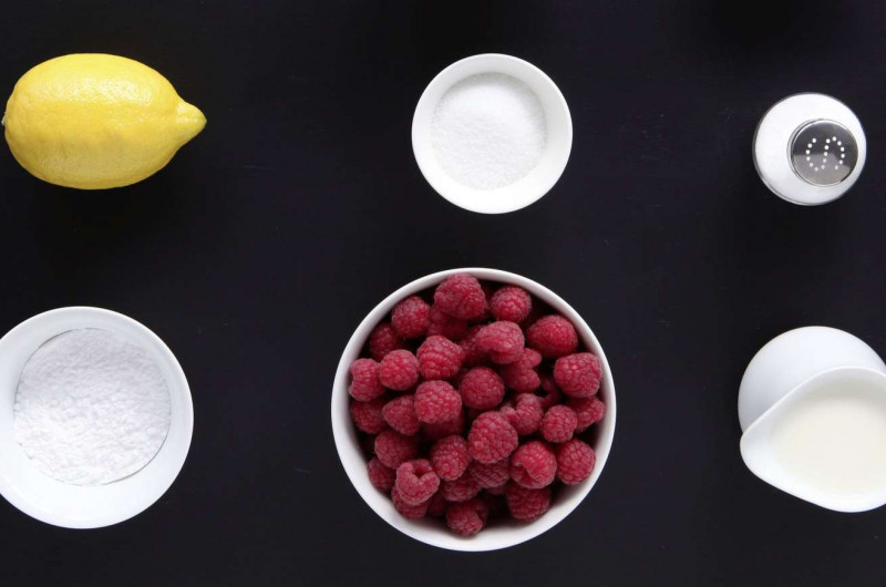 Flans de semoule avec coulis de framboises