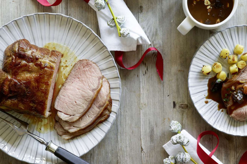 Rosbif avec sauce aux noix et aux pruneaux