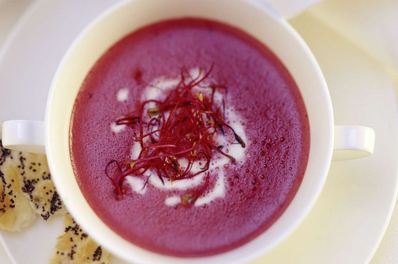 Velouté de betteraves avec feuilletés au pavot
