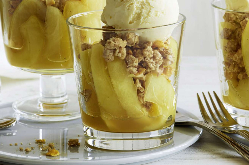 Quartiers de pommes chauds et glace vanille