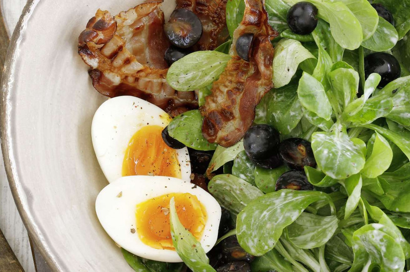 Salade de doucette avec raisins, œuf et lard