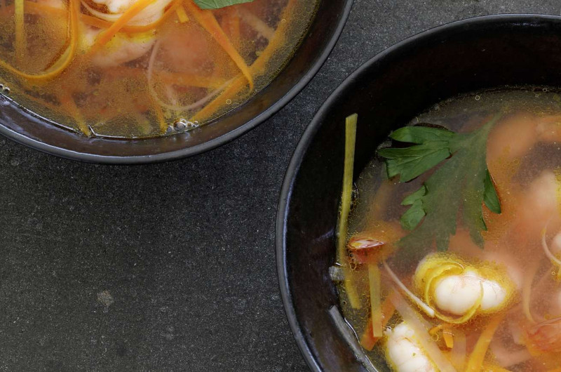 Potage au citron avec crevettes