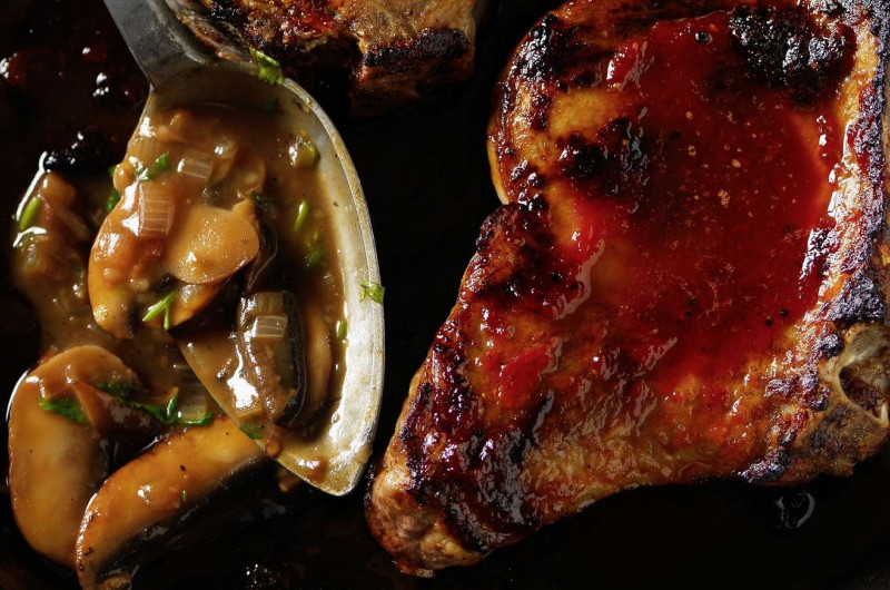 Côtelette de porc avec sauce aux champignons