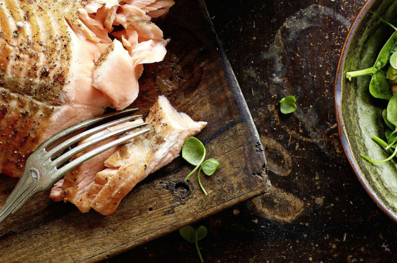 Salade verte avec poulet et saumon
