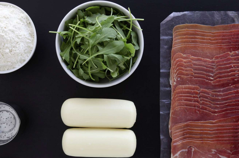 Piadina au jambon cru, galbanino et roquette