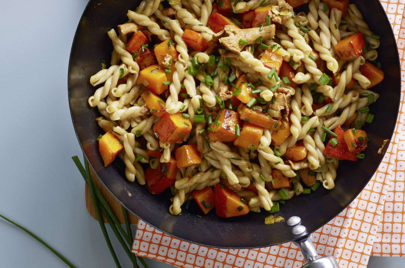 Poêlée de pâtes à la courge et aux champignons
