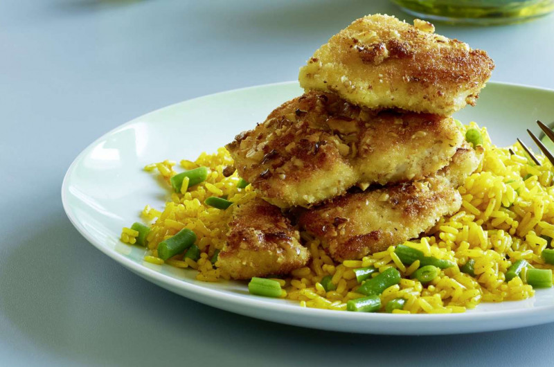 Croustilles de poisson avec riz jaune
