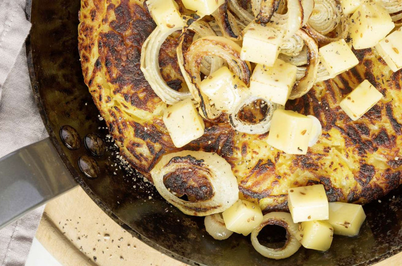 Rösti avec oignons et fromage au cumin