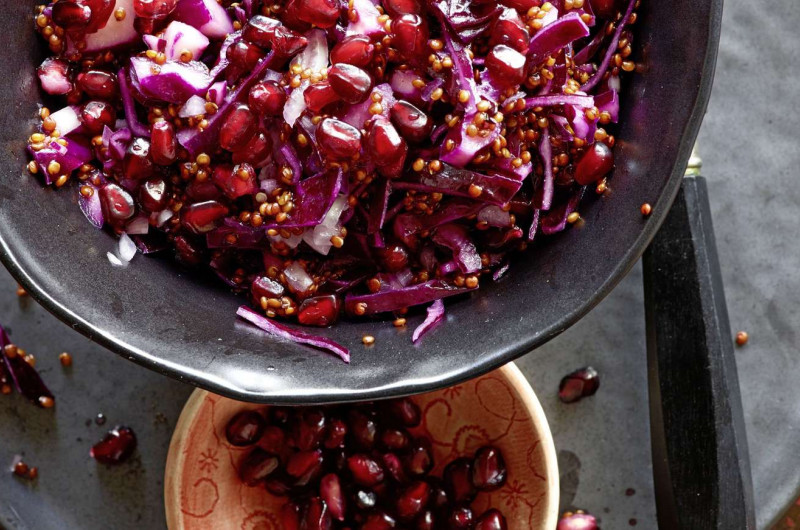 Salade de chou rouge avec grenade et quinoa