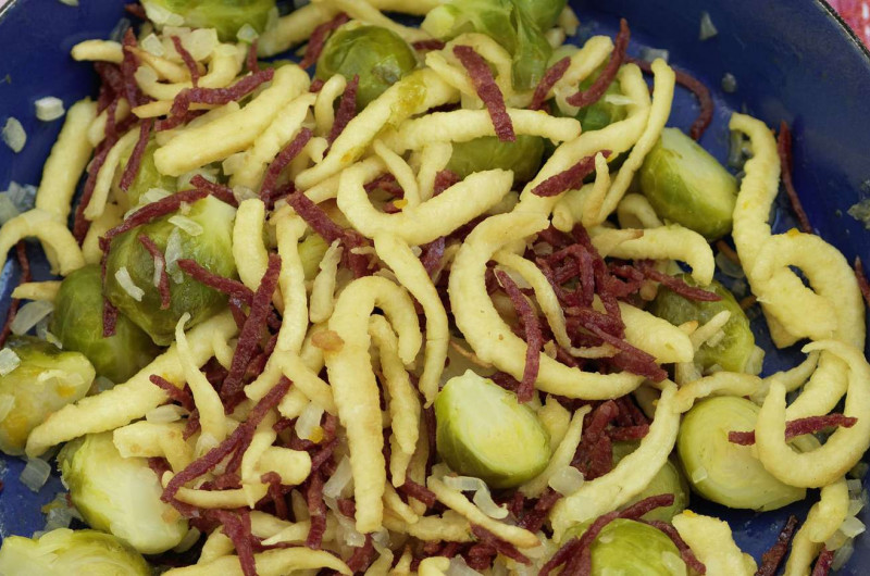 Poêlée de spätzli avec choux de Bruxelles et salsiz de cerf