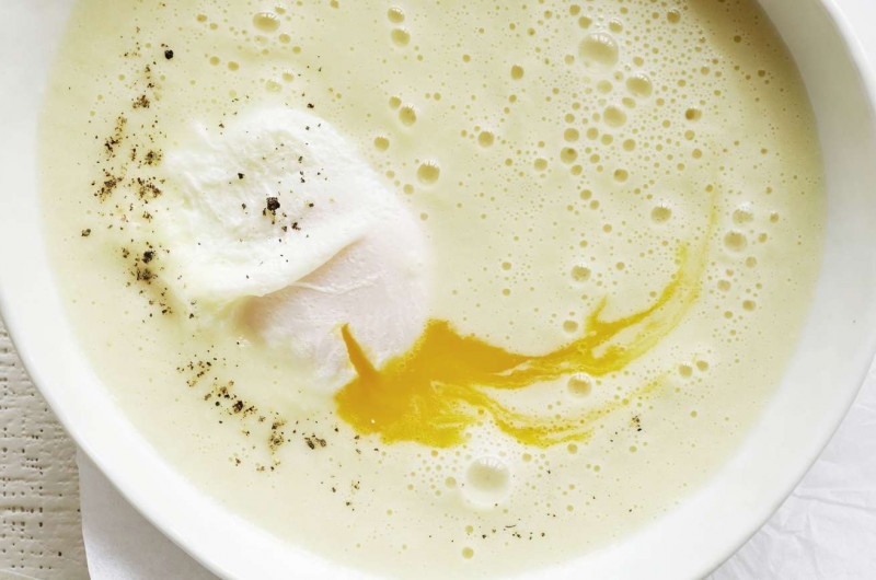 Velouté de racines de persil avec œuf poché