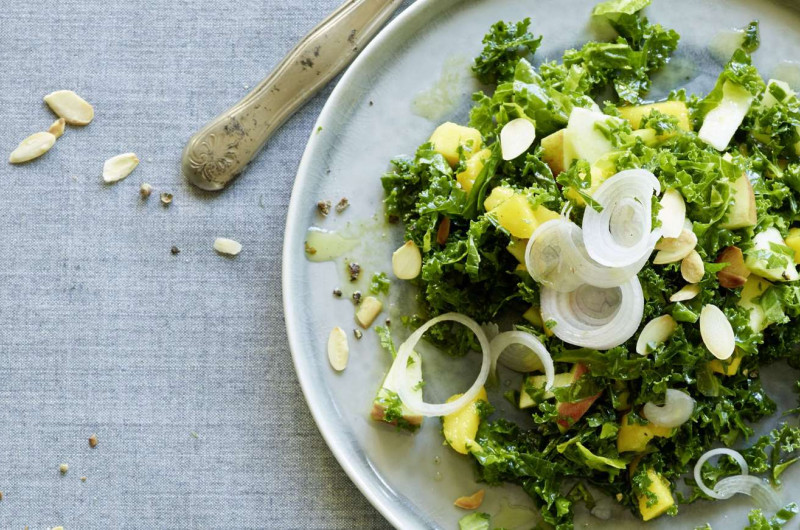 Salade de chou plume avec pomme, mangue et amandes