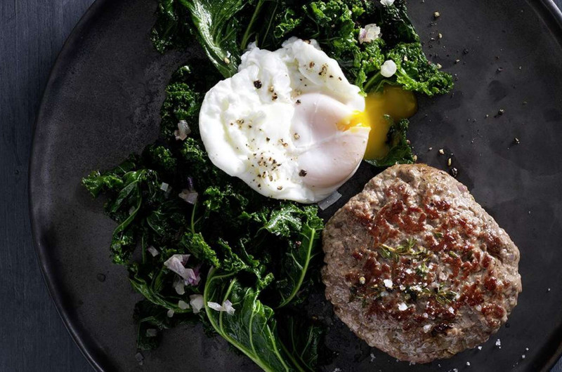Burger danois avec chou plume et œuf poché