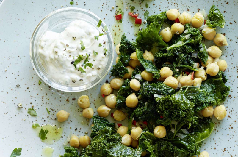Chou plume rissolé avec pois chiches et sauce au yogourt
