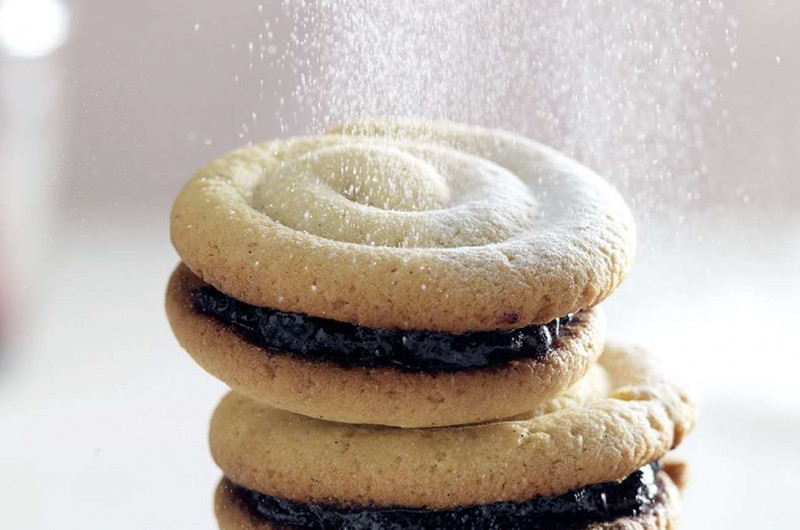 Macarons vanille fourrés à la confiture de myrtilles