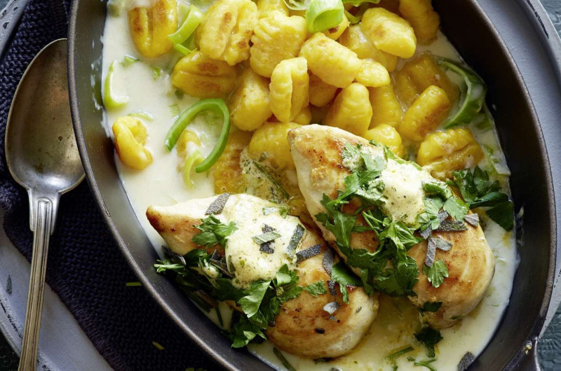 Gnocchi à la courge avec poulet aux herbes