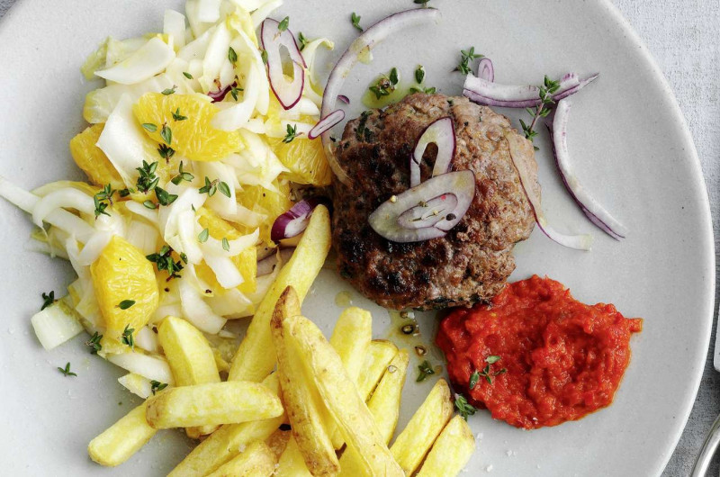 Galettes de viande hachée avec ajvar et salade