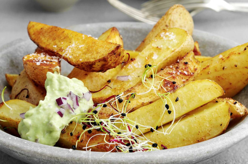 Mayonnaise au wasabi et à l'avocat avec pommes de terre au four