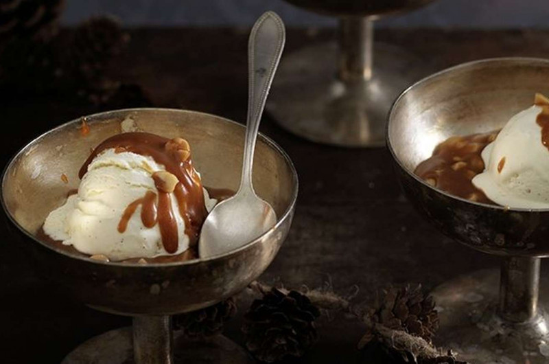 Yogourt glacé avec sauce cacahouète-caramel