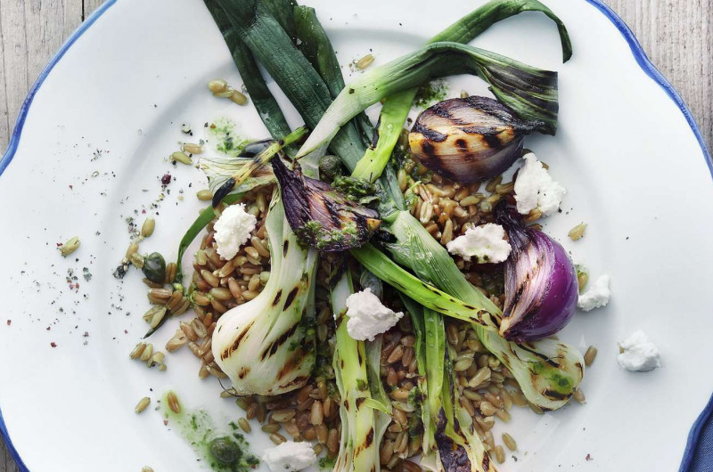 Salade de blé vert avec vinaigrette à l’ail des ours