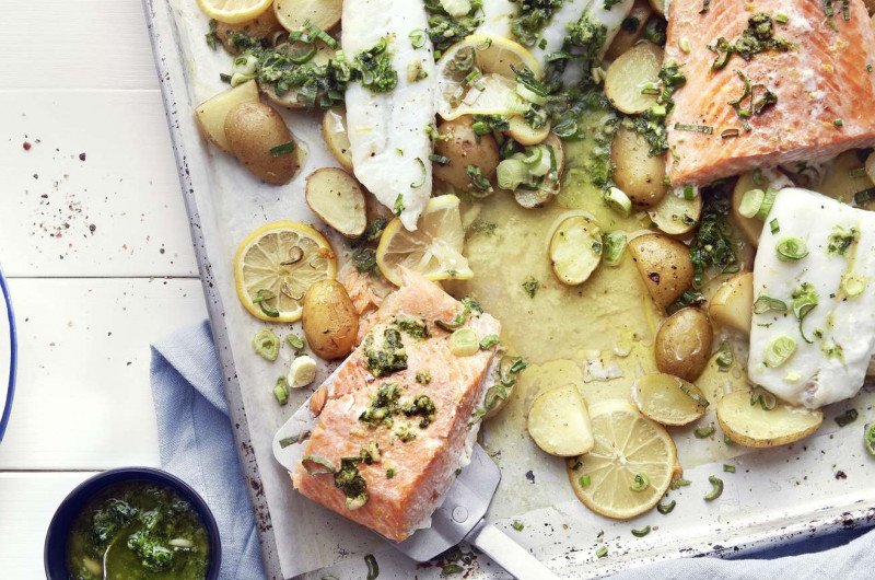 Filets de poisson sur pommes de terre avec pesto aux fines herbes
