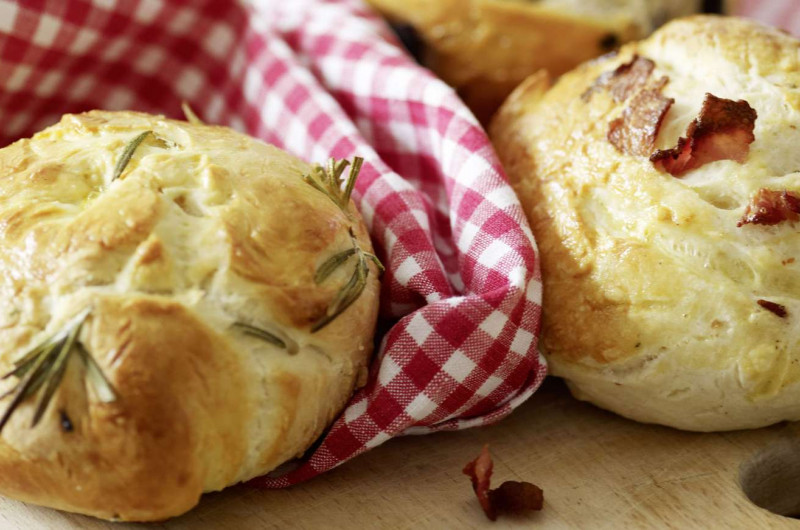 Petits pains au lard, au romarin et aux olives