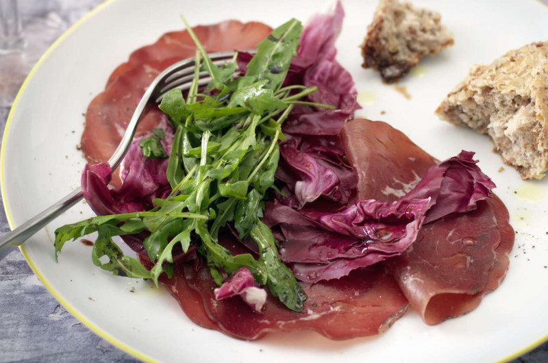 Carpaccio de bresaola avec salade italienne
