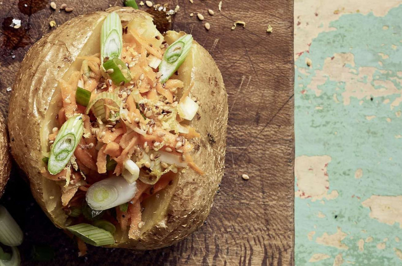 Baked Potatoe avec carotte, oignons nouveaux et sésame